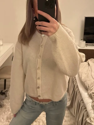 Krämvit kofta från Gina Tricot  - Mysig krämvit kofta från Gina Tricot från deras premium quality! Använd max 10 gånger så i fint skick! Storlek xs. Säljer för 150kr, köparen står för frakt 💕