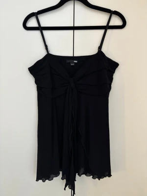 Linne - Svart linne från H&M i storlek 36-38. Superfint skick. Knytdetalj vid bysten och justerbara axelband.