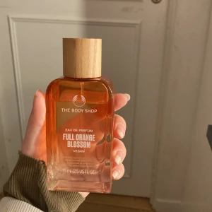 The body shop full Orange Blossom vegan - Upptäck en fräsch och vegansk Eau de Parfum från The Body Shop. Full Orange Blossom ger en energisk och elegant vibe och kommer i en snygg 75 ml flaska. Perfekt för dig som vill ha något modernt och djurvänligt i doftsamlingen. Har sprayat max fem gånger! 💛💛💛