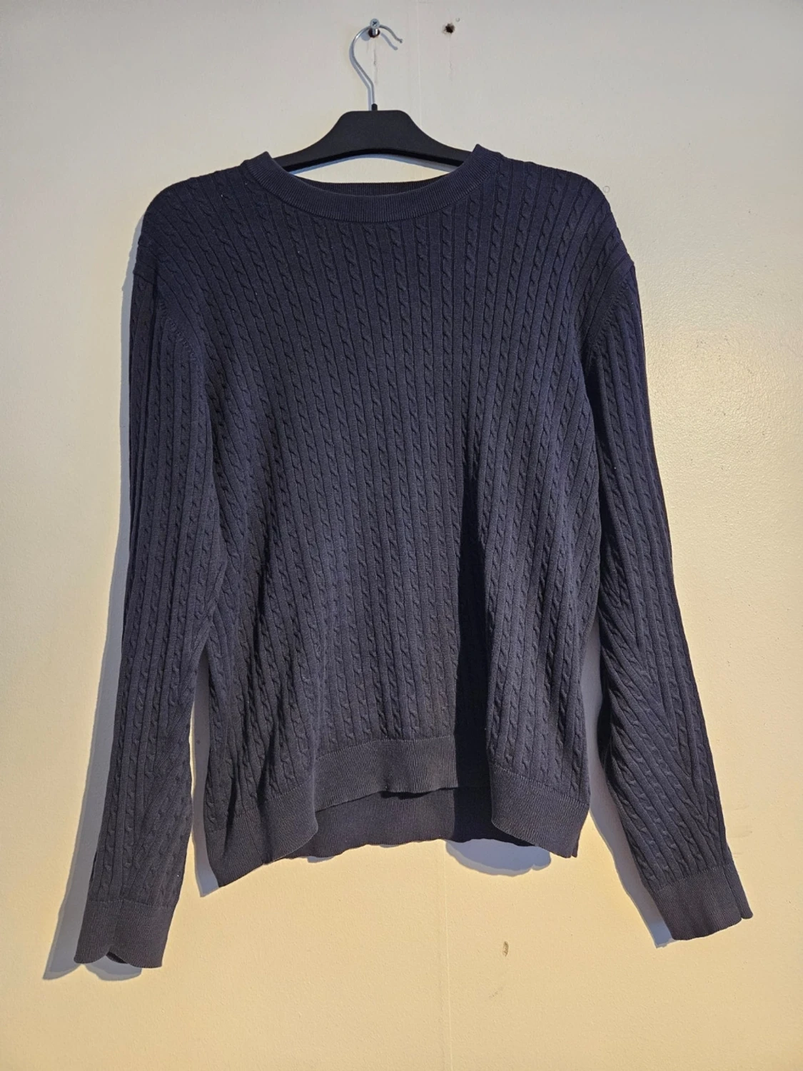 Mörkblå kabelstickad tröja - 1