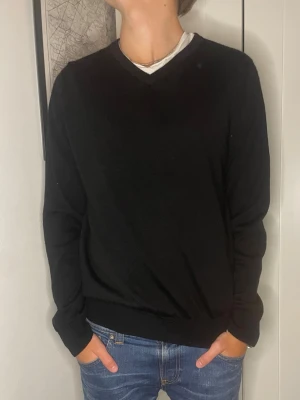 Svart Merinoullströja  - Snygg svart tröja från Dressmann i mjuk merinoull. Storlek M! Säljer i bra skick! Inga defekter eller hål tillkommer!  Hör av er vid eventuella frågor! 😊