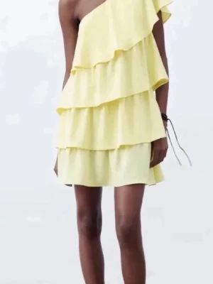 Gul off shoulder volangklänning från Zara  - Fint skick säljs bara vid bra pris 