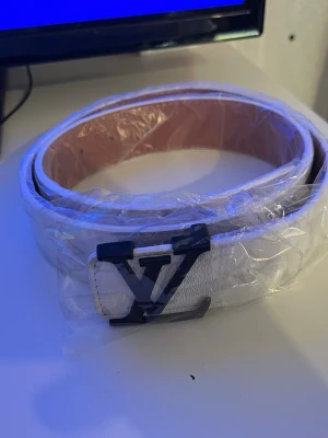 Bälte  - Jätte fint bälte helt nyt den ser dålig utt på bilden fast den är snygg i verkligheten 