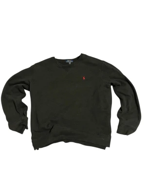 Svart sweatshirt från Polo Ralph Lauren - Klassisk svart sweatshirt från Polo Ralph Lauren i storlek XL men passar som M. Tröjan har rund halsringning, långa ärmar och den ikoniska röda broderade loggan på bröstet. Tillverkad i mjuk sopad bomull för en skön och avslappnad look. Diskutera gärna pris med mig!