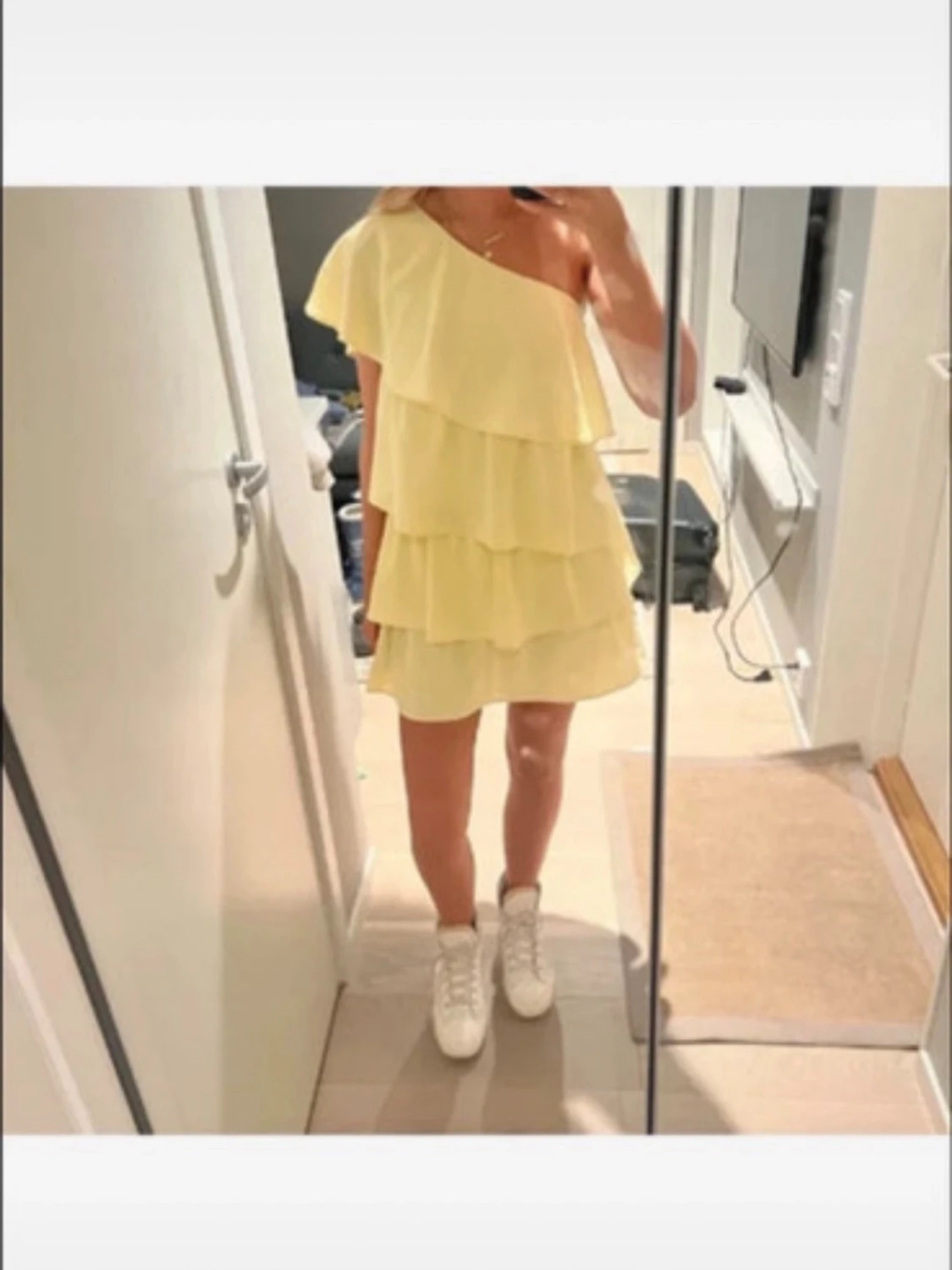 Gul volangklänning  - 1