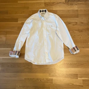 Burberry skjorta - Vit burberry skjorta storlek L, bra skick