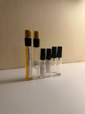 Parfymprover från kända märken - Flera parfymprover från välkända märken:     Maison Francis Kurkdjian Grand Soir: 10 ml Creed Aventus: 4 ml Bleu de Chanel EDP: 2 ml Armani Acqua Di Gio Parfum 2024: 2 ml Paco Rabanne Invictus Victory Elixir: 1,8 ml YSL L’Homme Le Parfum: 0,85 ml