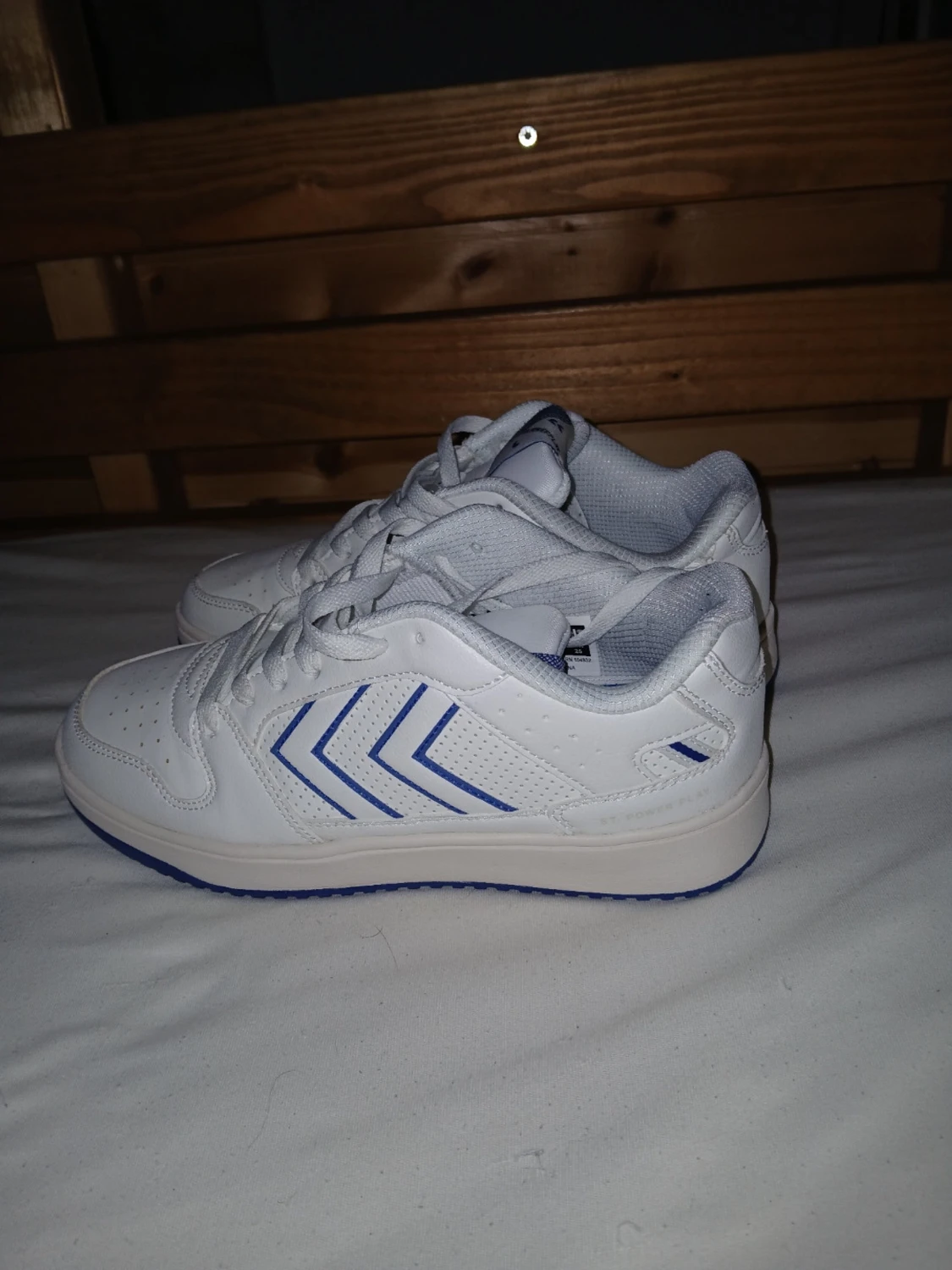 Vita Hummel sneakers med blå detaljer