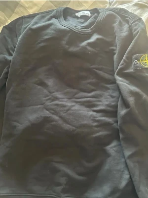 Stone island tröja - Säljer min stone island tröja eftersom den är för stor. Den är använd nån få  och är i jättebra skick! Pris kan diskuteras