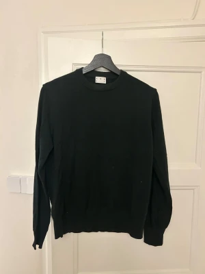 Mörkgrön Merinotröja Asket - Mörkgrön Merinotröja från Asket. Näst intill ny. Använd Max 3 ggr. Storlek XS. Nypris 1400kr