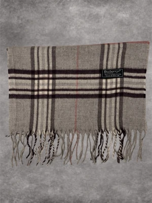 Burberry scarf Grå - Riktigt fin burberry scarf i Nytt skick. Självklart äkta🙌🏼 skickar alltid så snabbt jag kan☺️ skriv för fler bilder🙏🏼