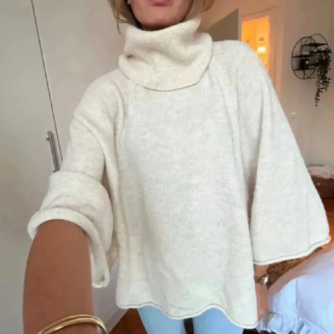 Beige polotröja med vida ärmar