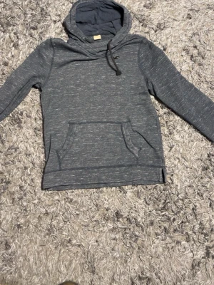 Gråmelerad Hollister hoodie – storlek S - Gråmelerad hoodie från Hollister. Storlek S. Mjuk och lätt modell, i fint skick