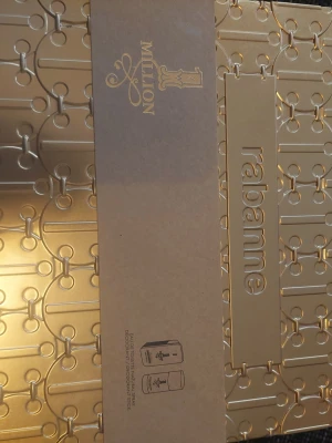 1 Million parfym & deo set - Exklusivt presentset med 1 Million Eau de Toilette (100 ml) och deodorant stick från Paco Rabanne. Snyggt förpackad i guldfärgad box – perfekt för dig som vill sticka ut och ge din stil en lyxig touch.