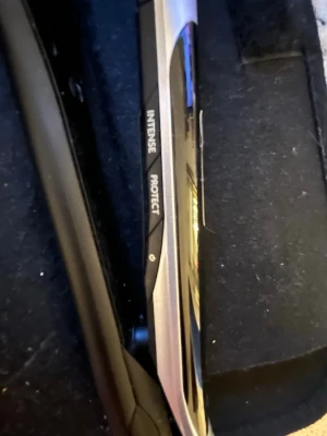 BaByliss svart plattång - Säljer en svart och silver plattång från BaByliss med digital temperaturinställning mellan 140-235 grader. Plattången har funktioner som 'Intense' och 'Protect' och kommer med en lång sladd och värmeskyddande matta. Perfekt för att styla håret snabbt och smidigt. Plattången är väldigt varsamt använd, då jag redan har en. Priser går så klart att diskutera 🥰💞