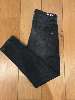 Dondup Slim Fit Jeans - Säljer ett par dondup jeans i modellen carrot slim fit. Det är ett mycket bra skick och köptes för 250 euro i deras butik i milano i sommras. Priset kan självklart diskuteras! Nypris: ca 3000kr