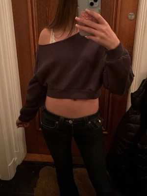  Hoodie med magtröja - En söt svart/grå hoodie med en mjuk inersida. Den är som en lös magtröja med oversize i axlarna vilket gör så att den hänger ner. Men normal i ärmarna. Ny köpt och använd en gång💗