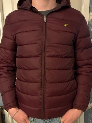 Lyle & Scott Jacka - Vinröd jacka från Lyle & Scott, tveka inte att höra av dig med frågor.