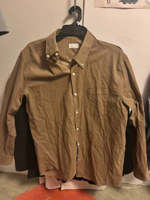 Tiger of sweden skjorta  - Säljer denna bruna tiger of sweden skjorta i storlek L, knappt använd, riktigt snygg och kan matchas med fina outfits. Pris kan diskuteras!! Tveka inte att skriva!!