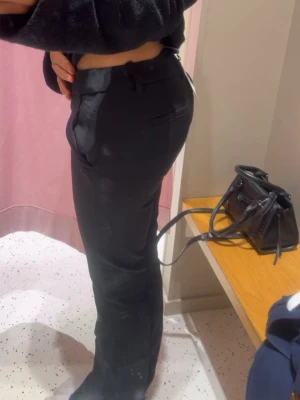 Bik Bok vera kostymbyxor low waist  - Har haft o några månader men har verkligen inga defekter alls. i ”regular” storlek 34/XS😇 Lågmidjade, väldigt populära. 