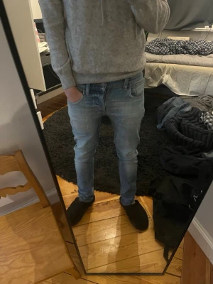 Nudie jeans - Säljer ett par snygga ljusblå nudie jeans. De är i bra kvalité och riktigt snygga. Storlek 28/30 i modellen grim Tim. Pris kan diskuteras😀