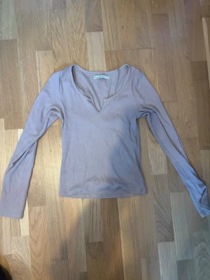 Beige ribbad topp Abercrombie & Fitch - Säljer en beige ribbad långärmad topp från Abercrombie & Fitch i storlek XS