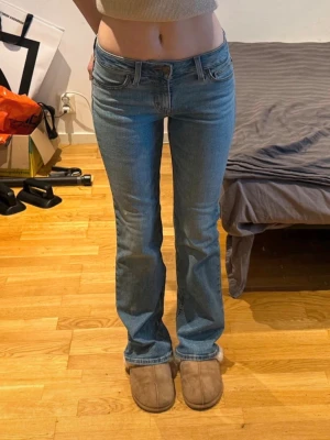 Superlow Boot Levis jeans - Säljer dessa lågmidjade bootcut jeans från Levis. Storlek W26 L32, midjemått: 35 cm och innerbenslängd: 81 cm. Jag är 168 cm för referens, de är långa på mig. Endast använd en gång och i super fint skick. 635 kr + frakt! Vid fler frågor, etc skriv privat 🙌🏼🩷🫰🏼👌🏼