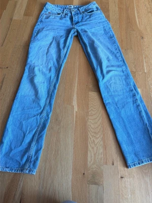 ljusblå jeans straight fit - Lågmidjade Jeans i ljusblå tvätt med rak passform. Dem är lite insydda vid grenen men inga problem att sprätta om man vill ha en lite högre midja