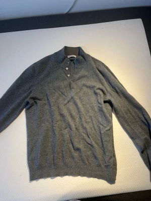 Gran sasso Kashmir tröja - Hej! Säljer nu denna gråa gran sasso stickade tröjan, Tröjan är i en kashmir blend vilket gör den extremt skön och varm att ha på sig, storlek 52/L. Hör av dig vid eventuella frågor eller prisförslag.      //Eskil