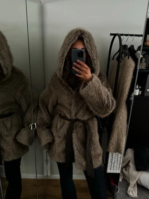 Beige fluffig pälsjacka med huva - Ny med prislapp kostade 1500kr ny❣️