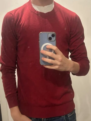 Mörkröd tröja från Dressmann S - Säljer en mörkröd långärmad tröja från Dressmann i storlek S. Tröjan är gjord i mjuk bomull och har en klassisk rund halsringning samt ribbade muddar vid ärmslut och nederkant. Perfekt för höst och vinter!