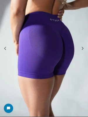 Lila träningstights shorts från GTECH - De är helt oanvända köpte fel storlek prislappen kvar🫰🏻färgen neon lila.Säljer ett par lila träningstights shorts från GTECH med hög midja och tight passform. De är gjorda i ett stretchigt syntetmaterial som sitter skönt och formar kroppen. Perfekta för gymmet eller andra sportaktiviteter.