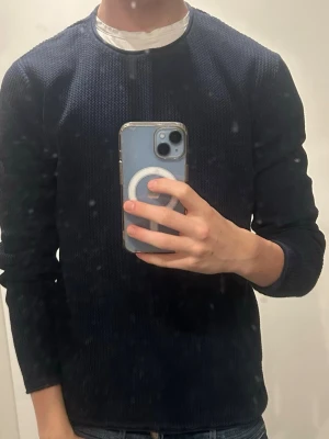 Mörkblå stickad tröja Jack & Jones - Säljer en mörkblå stickad tröja från Jack & Jones. Tröjan har rund halsringning och lång ärm, med en snygg struktur i materialet som ger en modern känsla. Perfekt till jeans eller chinos för en clean look.