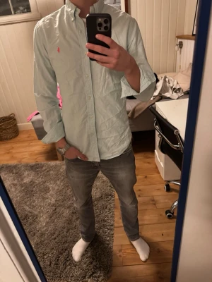 Ralph Lauren Skjorta - Snygg ljusblå Ralph Lauren Skjorta | Kanon skick | Modellen på bilden är 182 och väger 70 kg | P006