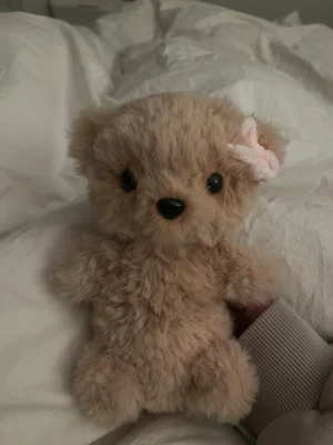 Amigurumi  - Säljer en handvirkad nallebjörn, helt skapad för hand utan färdigt mönster. Den är unik och finns endast i detta exemplar.  💕Information: 	•	Handgjord med stor omsorg 	•	Tillverkningstid: ca 5 timmar 	•	Virkad i extra mjukt fluffgarn 	•	Jämn form, inga synliga stygn eller hål 	•	Säkerhetsögon och broderad nos 	•	Liten rosett