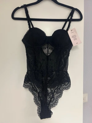 Svart spetsbody från H&M - Säljer en svart spetsbody från H&M med tunna axelband. Bodyn har fina spetsdetaljer, passar perfekt för utekvällar!💞 Prislapp kvar