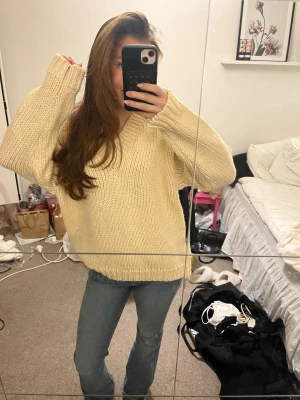 Stickad tröja  - Säljer denna skitsnygga och godis tröjan från H&M, säljer pga att jag fick fel storlek. Helt oanvänd med lapparna kvar. (Färgen framkommer inte på kamera, den ser grå/beige ut på bild men skulle säga att den är lite aprikos färgad) obs! Sista bilden ser man färgen bättre!