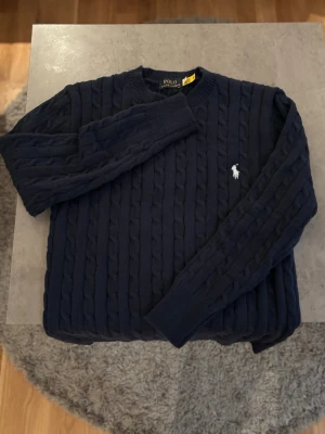 Polo Ralph Lauren sweatshirt  - Svart tröja från Polo Ralph Lauren med en stilren look, tröjan är helt ny och aldrig använd. Storlek S