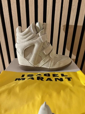 Isabell Marant i färgen ecru  - Hejhej, säljer dessa superfina isabell Marant skorna som jag fått i julklapp. De är i storlek 39 och har endast testats inomhus.❤️ Är sugna på ett par andra skor och är anledningen till varför jag säljer. De är perfekt till våren som snart kommer. Kvitto kan skickas vid förfrågan och intresse.💕