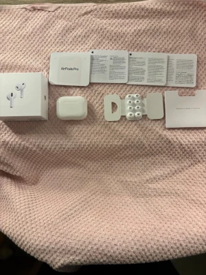 AirPods Pro 3 (2025)  - Apple AirPods Pro3 (2025)i mycket fint skick, komplett med originalförpackning, laddningsetui, extra öronproppar och manualer. Trådlösa hörlurar med aktiv brusreducering och hög ljudkvalitet. Inga synliga defekter eller slitage.