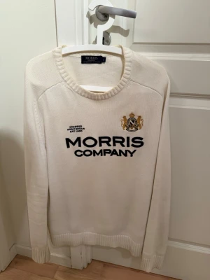 Morris Tröja L - En fin vit Morris tröja som är använd men fortfarande är i bra skick, den är i storlek L men är ganska stor och borde passa dig som har Xl också. Jag som själv har L så är den lite stor på mig men tröjan 100% äkta