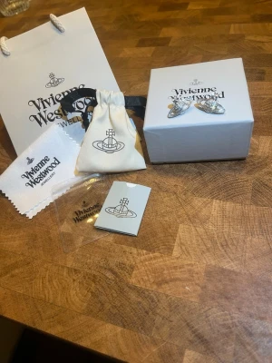 Saknas väst på bilderna - Örhängen från Vivienne Westwood helt nya med allt 