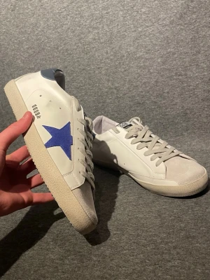 Golden Goose Sneakers - Hej, säljer dessa sjukt snygga skor från Golden Goose! Säljer dom pga fel storlek och färg! Dustbag tillkommer! Hör av er vid frågor!