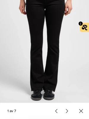 Svarta bootcut jeans - Säljer mina lee jeans nu då dom blivit för stora, köpte dom i somras i storlek 27-28 och de är kanske använda två gånger så dom är i väldigt fint skick 