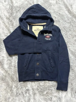 Hollister hoodie - Säljer denna sällsynta och mycket eftertraktade Hollister hoodie | Storlek M | Skick 9/10 | Vid eventuella frågor hör gärna av dig och erbjuder bra pris vid köp av bundle 😁✅
