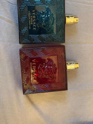 Versace Eros Eau de Parfum duo - Två flaskor Versace Eros Eau de Parfum i snygga färger. Perfekt för dig som vill ha en ikonisk doft med lyxig känsla. Flaskorna har den klassiska Versace-designen med Medusa-huvudet. Volym och ingredienser syns ej på bilden.