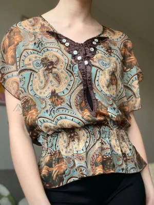 Mönstrad topp - Unik mönstrad mesh-topp med brodyr och knappar! Superfin!