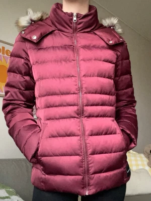 Dunjacka Calvin Klein - Supersnygg jacka från Calvin Klein i bra skick, endast använd några gånger!🩷