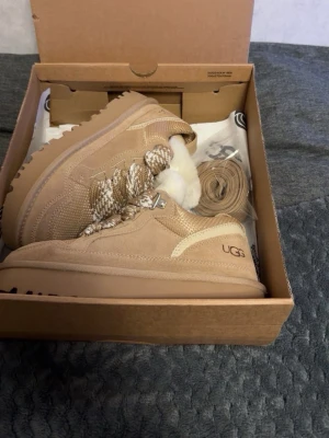 Ugg lowmel sand - Den populära sneakers modellen från Ugg finns nu inne! Ugg lowmel i färgen sand och storlek 37. Perfekt inför vintern, extra snören medföljer. 