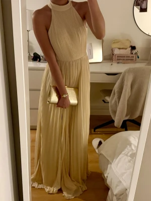 Gul balklänning med öppen rygg  - Så himla snygg balklänning med öppen rygg, nyskick med prislapp kvar, säljer pga att jag har en annan balklänning 💕💕💕